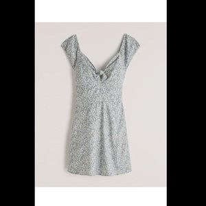 Abercrombie & Fitch M

Knot-Front Mini Dress, GREEN PATTERNKnot-Front Mini Dress